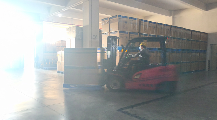 倉(cāng)庫(kù)繁忙，每日多條柜滾筒干衣機(jī)發(fā)往全球