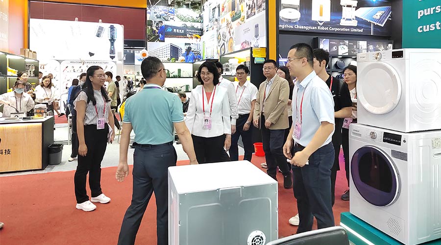 廣交會迎來大咖！江門市市長親臨金環(huán)電器展位參觀交流