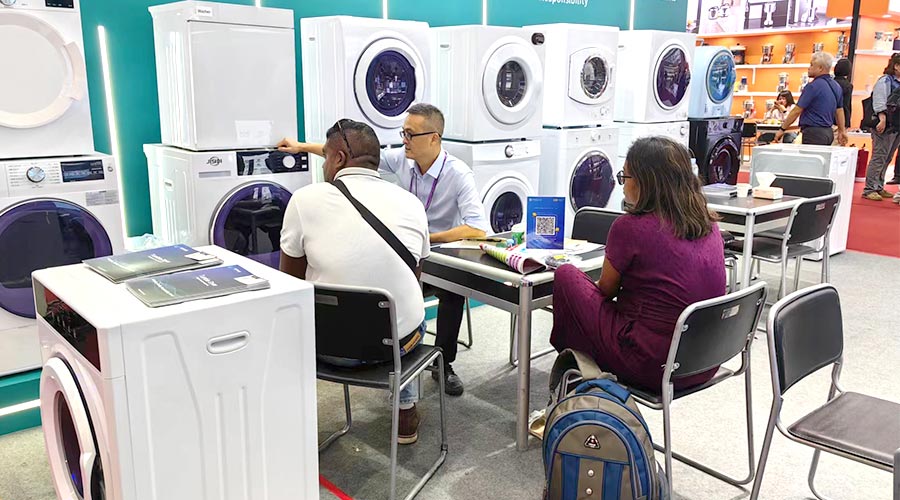 廣交會參展第一天！金環(huán)電器吸引國內(nèi)外客戶參觀交流