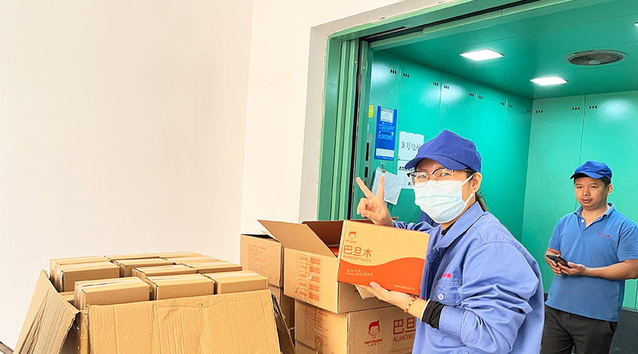 喜笑顏開！三八婦女節(jié)  金環(huán)電器發(fā)放禮品暖人心